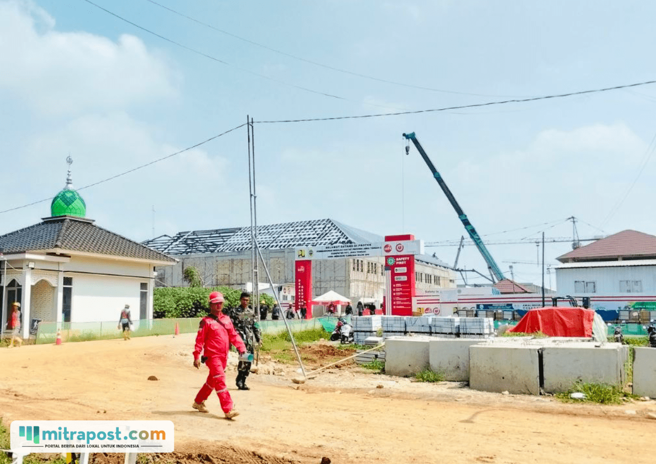 Foto : Para pekerja di Sekolah Rakyat Kecamatan Tlogowungu Kabupaten Pati keluar dari proyek hendak melakukan istirahat, diambil awal bulan Juni 2026 lalu. (Sumber. Mitrapost.com/ Ilham)
