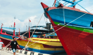 Foto : Kapal nelayan terparkir di muara sungai Juwana tepat Desa Bendar, Kecamatan Juwana, belum lama ini. (Sumber. Mitrapost.com/ Ilham)