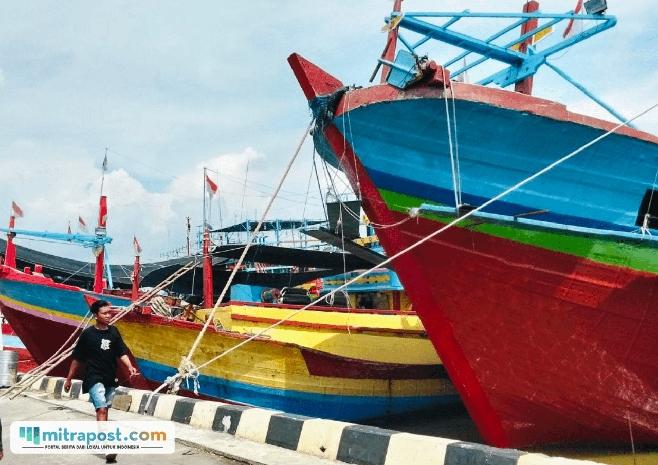 Foto : Kapal nelayan terparkir di muara sungai Juwana tepat Desa Bendar, Kecamatan Juwana, belum lama ini. (Sumber. Mitrapost.com/ Ilham) Harga BBM
