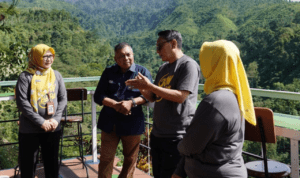 Foto : Plt Bupati Pati, Risma Ardhi Chandra melakukan peninjauan tempat wisata jollong, belum lama ini. (Dok. Humas Pemkab Pati)