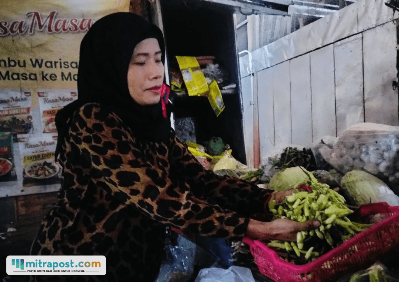 Foto : Pedagang di Pasar Puri Baru Pati. (Sumber. Mitrapost.com/ Ilham) Harga Bahan Pokok