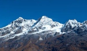 Ilustrasi es di puncak gunung/istock
