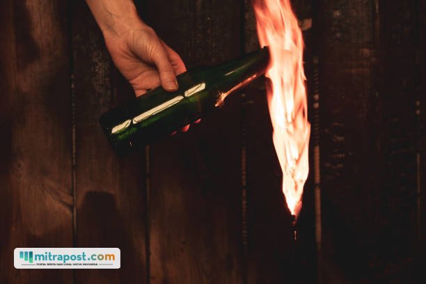 Ilustarsi bom molotov/istock Rumah Pengacara