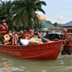 Ilustrasi evakuasi korban banjir/istock Ilustrasi evakuasi korban banjir/istock