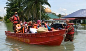Ilustrasi evakuasi korban banjir/istock Ilustrasi evakuasi korban banjir/istock