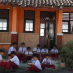 Siswa santap MBG depan SD N Tanggirejo yang rusak/tangkap layar