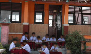 Siswa santap MBG depan SD N Tanggirejo yang rusak/tangkap layar