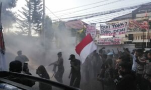 Foto : Aksi Massa AMPB Bakar Ban di depan Kantor Kejari Pati. (Sumber. Mitrapost.com/ Ilham)