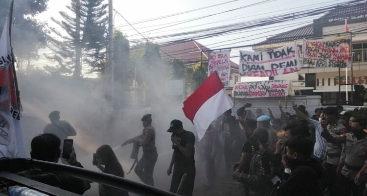Foto : Aksi Massa AMPB Bakar Ban di depan Kantor Kejari Pati. (Sumber. Mitrapost.com/ Ilham)