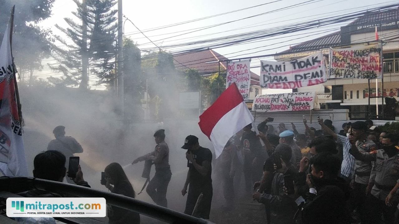 Foto : Aksi Massa AMPB Bakar Ban di depan Kantor Kejari Pati. (Sumber. Mitrapost.com/ Ilham)
