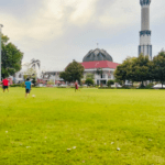 Foto : Seorang anak sedang melakukan aktivitas bermain di Alun-alun Simpang Lima Pati. (Sumber. Mitrapost.com/ Ilham)