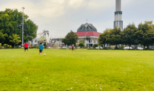 Foto : Seorang anak sedang melakukan aktivitas bermain di Alun-alun Simpang Lima Pati. (Sumber. Mitrapost.com/ Ilham) Foto : Seorang anak sedang melakukan aktivitas bermain di Alun-alun Simpang Lima Pati. (Sumber. Mitrapost.com/ Ilham)