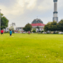Foto : Seorang anak sedang melakukan aktivitas bermain di Alun-alun Simpang Lima Pati. (Sumber. Mitrapost.com/ Ilham)