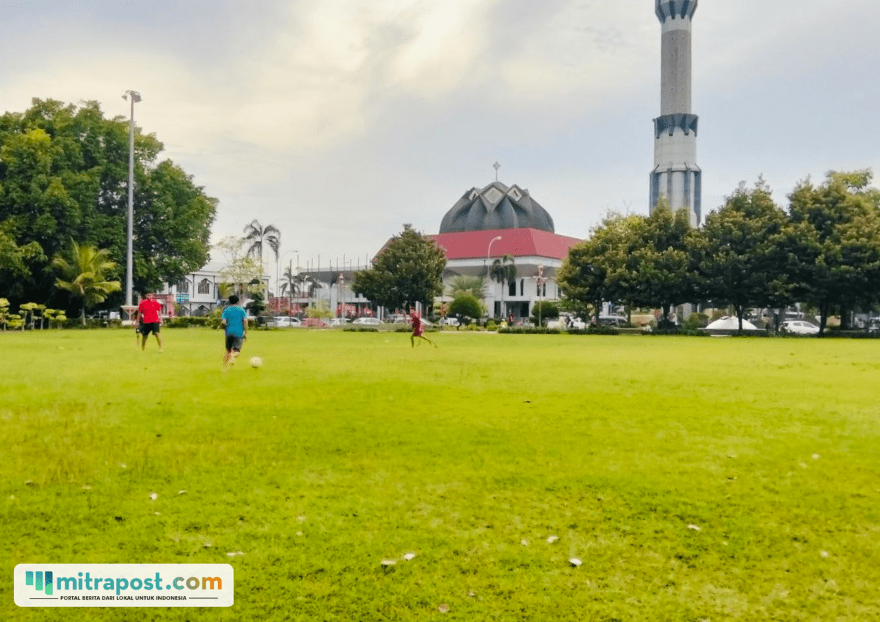 Foto : Seorang anak sedang melakukan aktivitas bermain di Alun-alun Simpang Lima Pati. (Sumber. Mitrapost.com/ Ilham)
