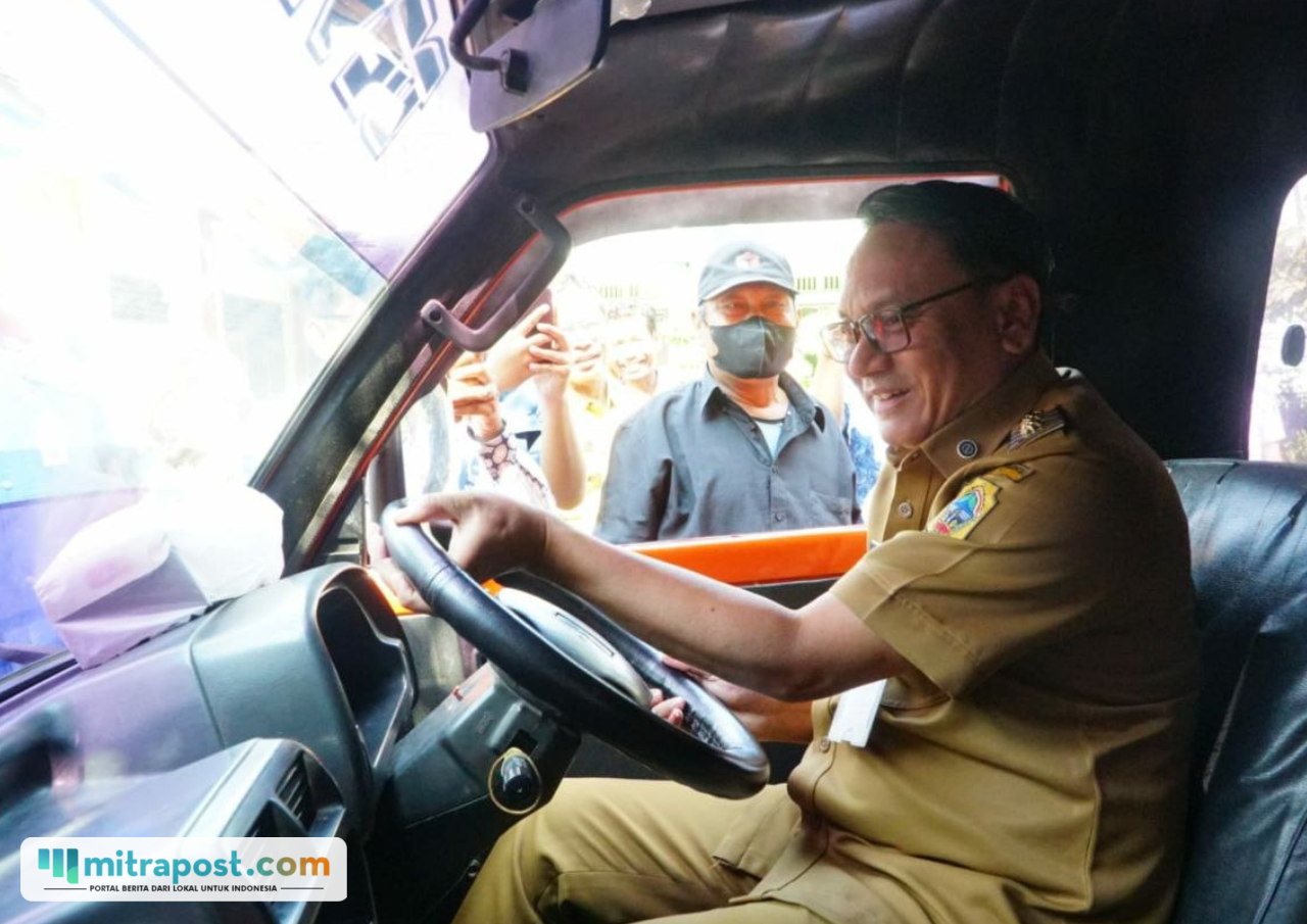 Foto : Plt Bupati Pati, Risma Ardhi Chandra sedang mencoba angkutan di SMP Negeri 4 Pati. (Dok. Humas Pemkab Pati)