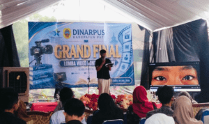 Foto : Peserta Lomba Video Konten Literasi sedang memberikan keterangan kepada para Juri di Halaman Dinarpus Kabupaten Pati, Selasa (28/07/2026). (Sumber. Mitrapost.com/ Ilham)