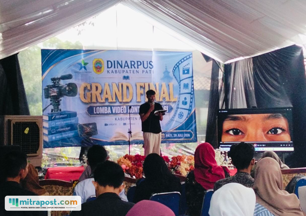Foto : Peserta Lomba Video Konten Literasi sedang memberikan keterangan kepada para Juri di Halaman Dinarpus Kabupaten Pati, Selasa (28/07/2026). (Sumber. Mitrapost.com/ Ilham)