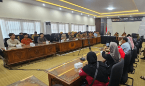 Foto : Orang tua penerima beasiswa bersama dengan Plt Bupati Pati, Risma Ardhi Chandra melakukan audiensi di Ruang Kembang Joyo Setda Kabupaten Pati, Senin (06/07/2026). (Sumber. Mitrapost.com/ Ilham) Foto : Orang tua penerima beasiswa bersama dengan Plt Bupati Pati, Risma Ardhi Chandra melakukan audiensi di Ruang Kembang Joyo Setda Kabupaten Pati, Senin (06/07/2026). (Sumber. Mitrapost.com/ Ilham) Program Beasiswa