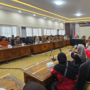 Foto : Orang tua penerima beasiswa bersama dengan Plt Bupati Pati, Risma Ardhi Chandra melakukan audiensi di Ruang Kembang Joyo Setda Kabupaten Pati, Senin (06/07/2026). (Sumber. Mitrapost.com/ Ilham) Program Beasiswa