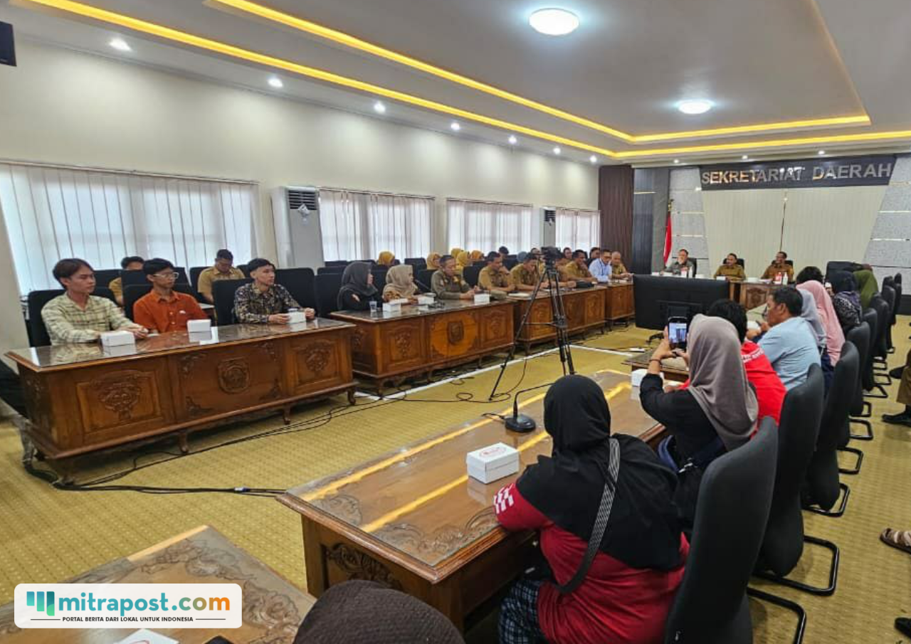 Foto : Orang tua penerima beasiswa bersama dengan Plt Bupati Pati, Risma Ardhi Chandra melakukan audiensi di Ruang Kembang Joyo Setda Kabupaten Pati, Senin (06/07/2026). (Sumber. Mitrapost.com/ Ilham) Program Beasiswa