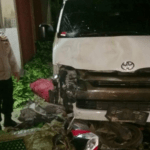 pati Foto : Kondisi Mobil Toyota Hiace Tabrak dua motor di Jalan Tayu - Juwana tepat Desa Jepat Lor Kecamatan Tayu, dini hari. (Dok. Polresta Pati)