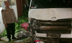 pati Foto : Kondisi Mobil Toyota Hiace Tabrak dua motor di Jalan Tayu - Juwana tepat Desa Jepat Lor Kecamatan Tayu, dini hari. (Dok. Polresta Pati)