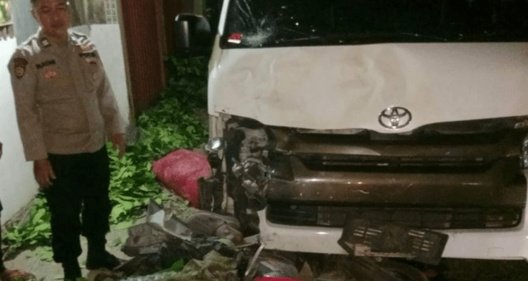 pati Foto : Kondisi Mobil Toyota Hiace Tabrak dua motor di Jalan Tayu - Juwana tepat Desa Jepat Lor Kecamatan Tayu, dini hari. (Dok. Polresta Pati)