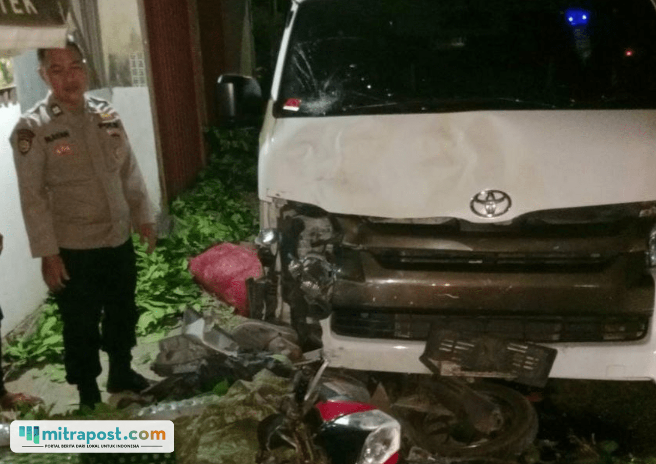 Foto : Kondisi Mobil Toyota Hiace Tabrak dua motor di Jalan Tayu - Juwana tepat Desa Jepat Lor Kecamatan Tayu, dini hari. (Dok. Polresta Pati)