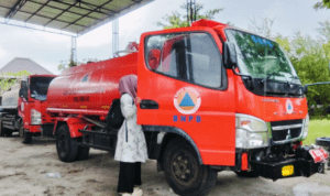 pati Foto : Truk Tangki di BPBD Kabupaten Pati yang bakal digunakan mengirimkan bantuan air bersih. (Sumber. Mitrapost.com/ Ilham)