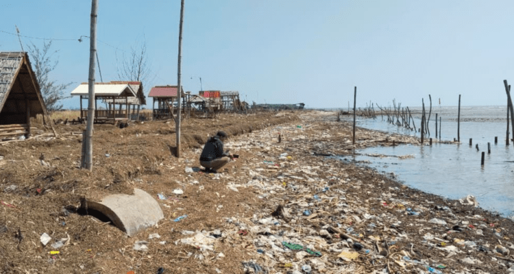 pati Foto : Kepala Desa Bulumanis Kidul Kecamatan Margoyoso Pati sedang menunjukkan kondisi Pantai Lestari di wilayahnya, Jumat (24/07/2026). (Sumber. Mitrapost.com/ Ilham)