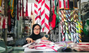 Foto : Penjual Bendera di Pati, Jawa Tengah menunjukkan jualannya, Senin (27/07/2026) siang. (Sumber. Mitrapost.com/ Ilham)
