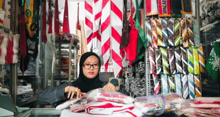 Foto : Penjual Bendera di Pati, Jawa Tengah menunjukkan jualannya, Senin (27/07/2026) siang. (Sumber. Mitrapost.com/ Ilham)