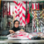 Foto : Penjual Bendera di Pati, Jawa Tengah menunjukkan jualannya, Senin (27/07/2026) siang. (Sumber. Mitrapost.com/ Ilham)