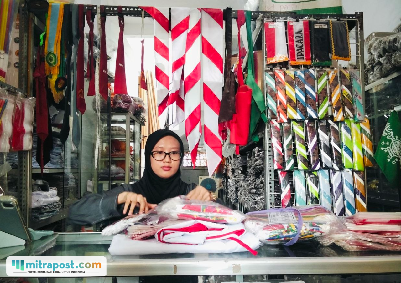 Foto : Penjual Bendera di Pati, Jawa Tengah menunjukkan jualannya, Senin (27/07/2026) siang. (Sumber. Mitrapost.com/ Ilham) Merah Putih