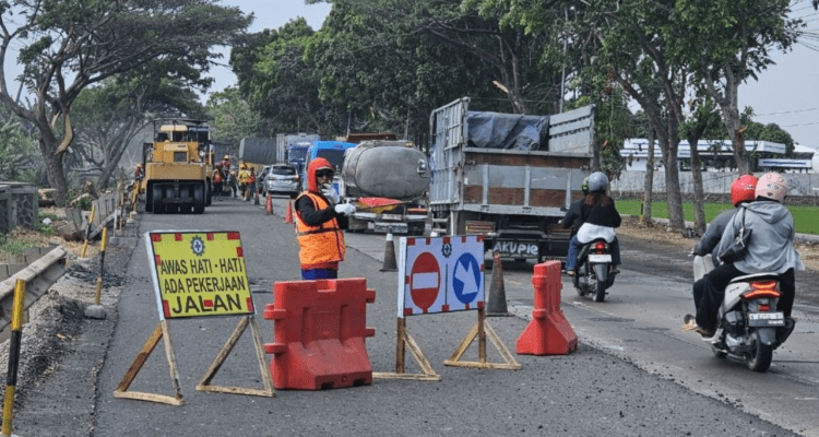 pati Foto : Perbaikan Jalan Sepanjang 3,24 di Pantura Pati - Rembang tepat Desa Widorokandang Kecamatan Pati. (Sumber. Mitrapost.com/ Ilham)