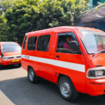 Foto : Angkutan menanti penumpang dari kalangan pelajar di halaman SMP Negeri 4 Pati. (Sumber. Mitrapost.com/ Ilham)
