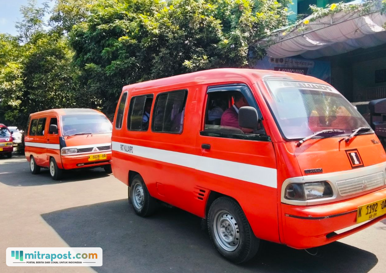 Foto : Angkutan menanti penumpang dari kalangan pelajar di halaman SMP Negeri 4 Pati. (Sumber. Mitrapost.com/ Ilham)