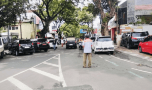 Foto : Petugas Parkir di Jalan Panglima Sudirman. (Sumber. Mitrapost.com/ Ilham)