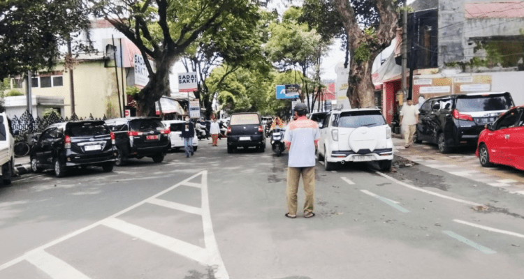 pati-tarif-non-parkir Foto : Petugas Parkir di Jalan Panglima Sudirman. (Sumber. Mitrapost.com/ Ilham)