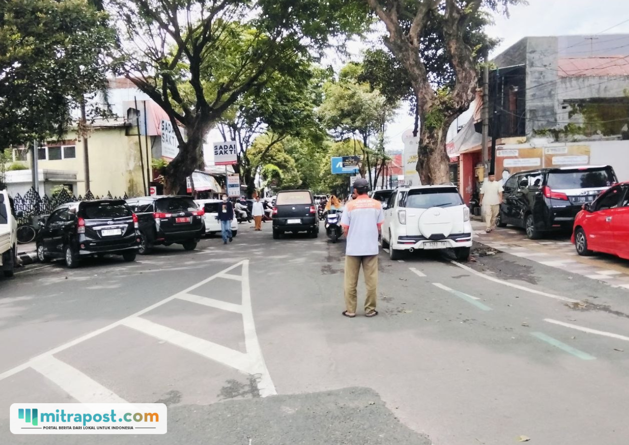 Foto : Petugas Parkir di Jalan Panglima Sudirman. (Sumber. Mitrapost.com/ Ilham)