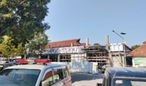 Foto : Proyek Renovasi RSUD Soewondo Pati dari luar pagar. (Sumber. Mitrapost.com/ Ilham)