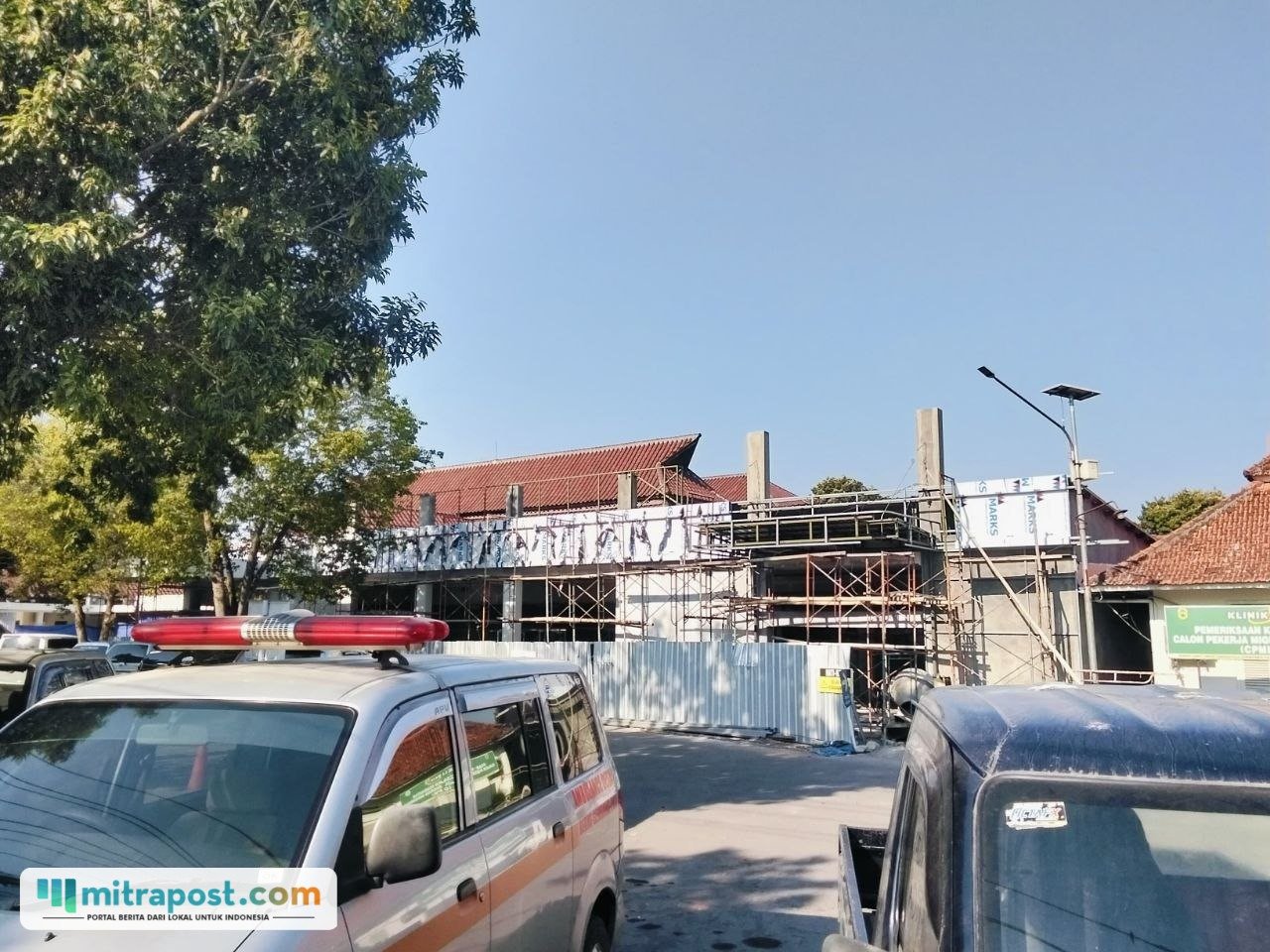 Foto : Proyek Renovasi RSUD Soewondo Pati dari luar pagar. (Sumber. Mitrapost.com/ Ilham)