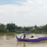 Foto : Nelayan Tradisional di aliran sungai Silugonggo Pati, belum lama ini. (Sumber. Mitrapost.com/ Ilham) Foto : Nelayan Tradisional di aliran sungai Silugonggo Pati, belum lama ini. (Sumber. Mitrapost.com/ Ilham)