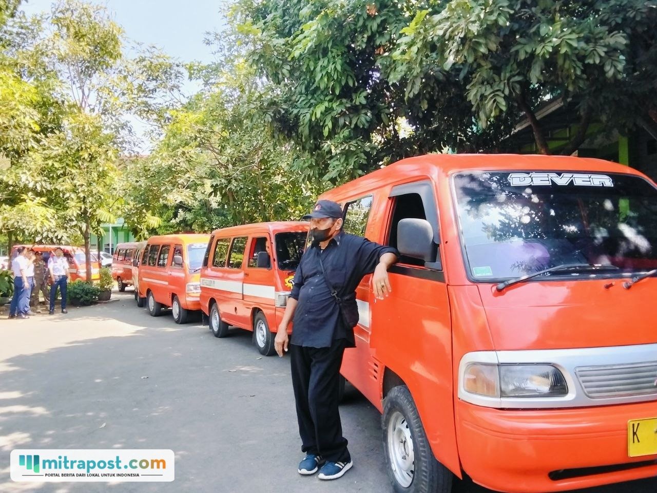 Foto : Angkutan terparkir di halaman SMP Negeri 4 Pati, Selasa (21/07/2026). (Sumber. Mitrapost.com/ Ilham) Pemkab Pati
