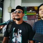 Foto : Korlap Aliansi Santri Pati untuk Demokrasi (Aspirasi) Cak Ulil, Kuasa Hukum Korban, Ali Yusron dan tiga teman sejawat mendatangi Kejari Pati, Rabu (29/07/2026) siang. (Sumber. Mitrapost.com/ Ilham) Foto : Korlap Aliansi Santri Pati untuk Demokrasi (Aspirasi) Cak Ulil, Kuasa Hukum Korban, Ali Yusron dan tiga teman sejawat mendatangi Kejari Pati, Rabu (29/07/2026) siang. (Sumber. Mitrapost.com/ Ilham)