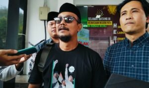 Foto : Korlap Aliansi Santri Pati untuk Demokrasi (Aspirasi) Cak Ulil, Kuasa Hukum Korban, Ali Yusron dan tiga teman sejawat mendatangi Kejari Pati, Rabu (29/07/2026) siang. (Sumber. Mitrapost.com/ Ilham)