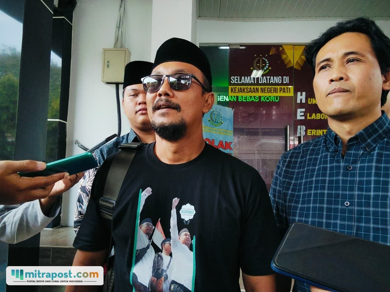 Foto : Korlap Aliansi Santri Pati untuk Demokrasi (Aspirasi) Cak Ulil, Kuasa Hukum Korban, Ali Yusron dan tiga teman sejawat mendatangi Kejari Pati, Rabu (29/07/2026) siang. (Sumber. Mitrapost.com/ Ilham)