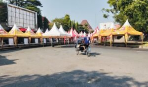 Foto : Persiapan Pekan Kreasi Pati di Alun-alun Simpang Lima Pati, pada Rabu (29/07/2026). (Sumber. Mitrapost.com/ Ilham)