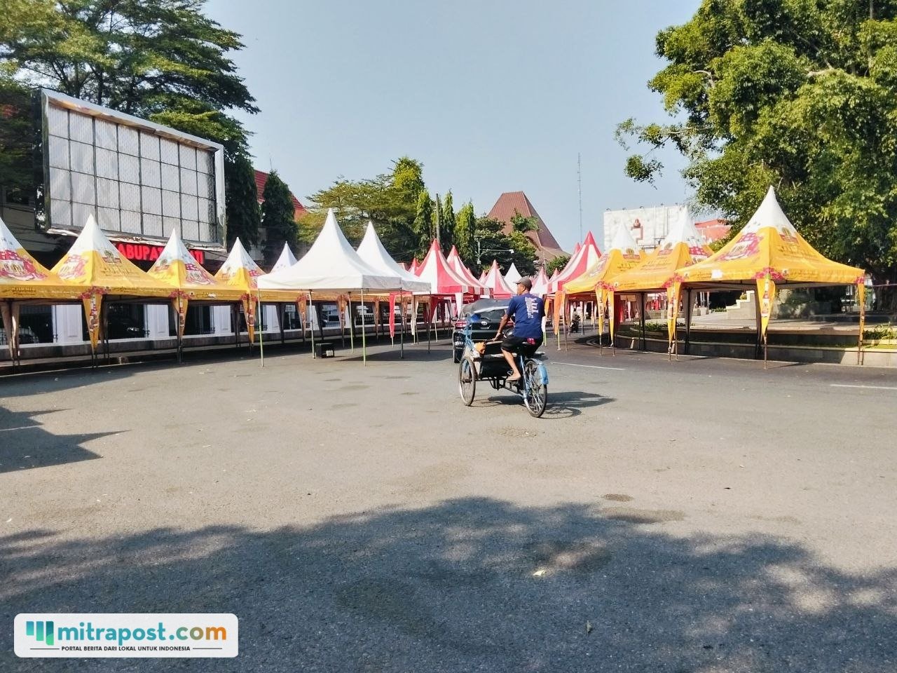 Foto : Persiapan Pekan Kreasi Pati di Alun-alun Simpang Lima Pati, pada Rabu (29/07/2026). (Sumber. Mitrapost.com/ Ilham)