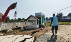 Foto : Kondisi tanah ambles di Dukuh Sampang, Desa Tondomulyo Kecamatan Jakenan. (Sumber. Mitrapost.com/ Ilham) Foto : Kondisi tanah ambles di Dukuh Sampang, Desa Tondomulyo Kecamatan Jakenan. (Sumber. Mitrapost.com/ Ilham)